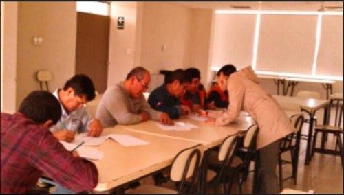 Colaboradores completando una evaluación de riesgos psicosociales